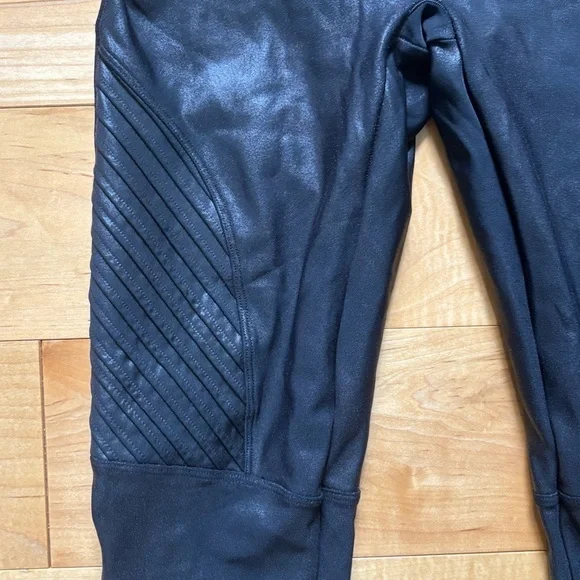 Spanx Faux Leather Moto Leggings Womens Size Large Black Biker Grunge Goth Emo - Picture 4 of 8